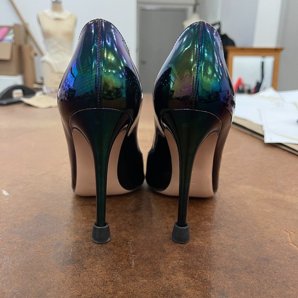💙 HOST PICK 💙 Gianvito Rossi iridescent leather pumps - Picture 6 of 9
